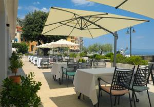 莫什尼卡德拉加Hotel Mediteran - Liburnia的一间带桌椅和大伞的餐厅