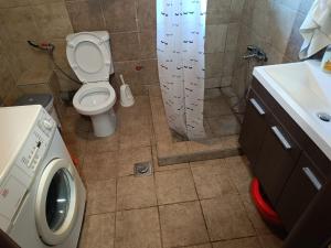 レプトカリヤにあるSPIROS APARTMENTSのバスルーム(トイレ、シャワー、洗濯機付) +37枚の写真