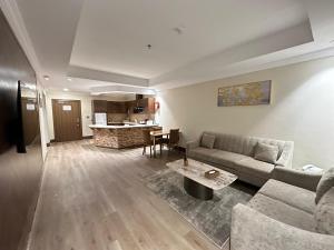 a living room with a couch and a table at شقق جوين للوحدات السكنية المفروشة- اقتصادي in Jeddah