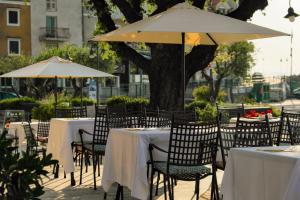 莫什尼卡德拉加Hotel Mediteran - Liburnia的一组桌椅和一把伞
