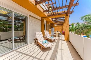 un patio con sillas y toldo en una casa en Luxury Home El Barranco, Amarilla Golf, en San Miguel de Abona