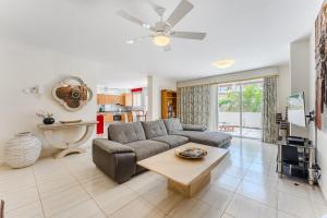 una sala de estar con un sofá y una mesa en Luxury Home El Barranco, Amarilla Golf, en San Miguel de Abona