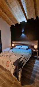 ein großes Bett in einem Schlafzimmer mit zwei Lampen in der Unterkunft Appart 3 pièces Cosy - idéal famille & sports Le Cairn De Samoëns in Samoëns
