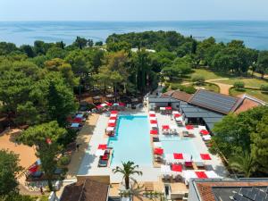 Una vista aérea de una piscina en un resort. en Hotel Pelegrin Plava Laguna, en Umag
