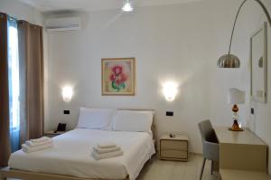 A bed or beds in a room at EGO' Marine