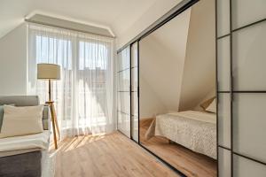 Postel nebo postele na pokoji v ubytování Olympic Two-Level Loft Apartment