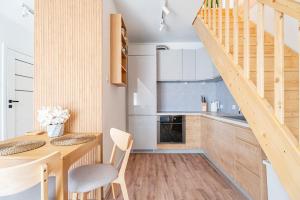 Kuchyň nebo kuchyňský kout v ubytování Olympic Two-Level Loft Apartment