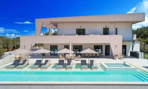 Бассейн в Celestial Luxury Villa Private Pool & Jaccuzi или поблизости +35 фотографий