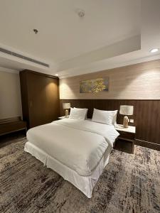 a large white bed in a hotel room at شقق جوين للوحدات السكنية المفروشة- اقتصادي in Jeddah