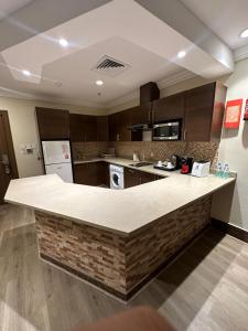 a kitchen with a counter top in a room at شقق جوين للوحدات السكنية المفروشة- اقتصادي in Jeddah +21 photos