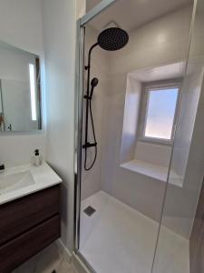 ein Badezimmer mit Dusche und Waschbecken in der Unterkunft Gîte 2 chambres au cœur de la cité médiévale in Guérande