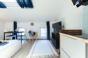 un soggiorno con un divano e un tavolo di Superbe studio I Centre ville Saint Ausone ad Angoulême Altre 45 foto