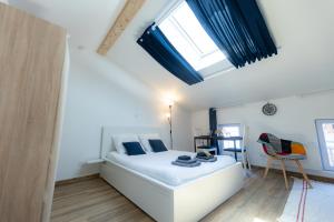 una camera da letto con un letto bianco e una finestra di Superbe studio I Centre ville Saint Ausone ad Angoulême