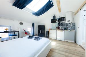 Camera con letto e cucina di Superbe studio I Centre ville Saint Ausone ad Angoulême