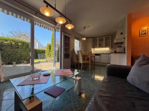 Kuchyň nebo kuchyňský kout v ubytování Ferienwohnung Sanddornweg Ostseebad Rerik