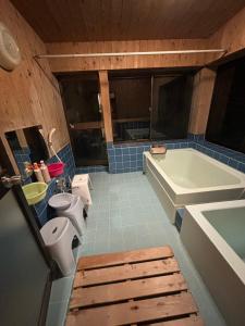 Un baño con bañera, inodoro y lavabo. en Wood house pinnacle ocean view and Mountain View, en Atami