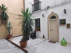 a courtyard with two palm trees in front of a building at Casa Marisa in Taranto