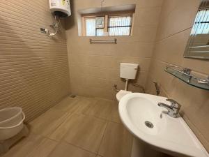 un bagno con lavandino e WC di Heritage Mansion a Srinagar Altre 57 foto