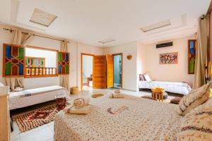 un salon avec deux lits et un canapé dans l'établissement RIAD Miel & Une Nuit, à Marrakech