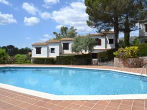 une piscine devant une maison dans l'établissement Casa Vacacional Tranquila con Piscina, Jardín y Cerca de la Playa en L'Estartit - ES-323-29, à L'Estartit