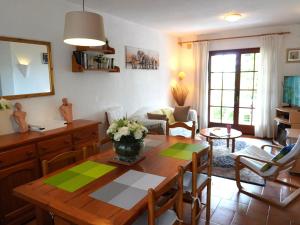 - un salon avec une table en bois dans l'établissement Casa Vacacional Tranquila con Piscina, Jardín y Cerca de la Playa en L'Estartit - ES-323-29, à L'Estartit