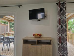 Μια τηλεόραση ή/και κέντρο ψυχαγωγίας στο Mobil-home 4pers avec terrasse