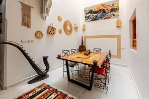 une salle à manger avec une table et un miroir dans l'établissement RIAD Miel & Une Nuit, à Marrakech