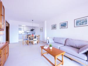 Posezení v ubytování Apartamento en la Playa de Riells con Terraza Grande, Parking y Wifi - ES-325-2