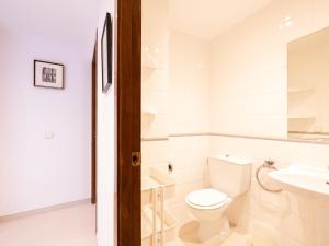 Koupelna v ubytování Apartamento en la Playa de Riells con Terraza Grande, Parking y Wifi - ES-325-2