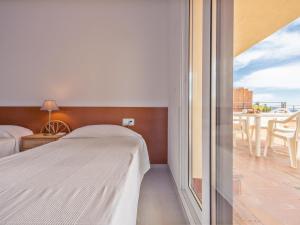 Postel nebo postele na pokoji v ubytování Apartamento en la Playa de Riells con Terraza Grande, Parking y Wifi - ES-325-2