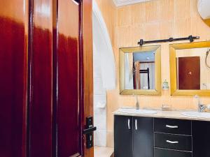 Bagno di Coconut Pointe Villa & Beach Resort