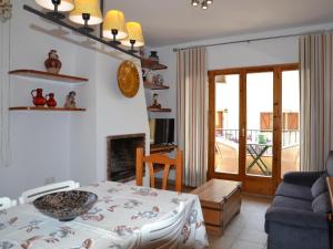 ein Wohnzimmer mit Tisch und Kamin in der Unterkunft Casa Carmen - L'Estartit, Torre Vella - ES-323-67 in L'Estartit