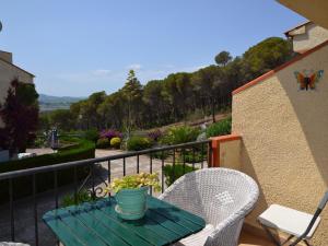 einen grünen Tisch und Stühle auf dem Balkon in der Unterkunft Casa Carmen - L'Estartit, Torre Vella - ES-323-67 in L'Estartit