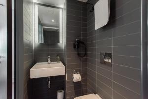 ロンドンにあるモウブレイ コート ホテルのバスルーム(洗面台、トイレ、鏡付)