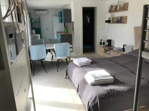 Postel nebo postele na pokoji v ubytování Beach House Valerija