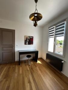 a living room with a desk and a window at Gîte du Camp de César - WIFI - 8 personnes in Bracquemont