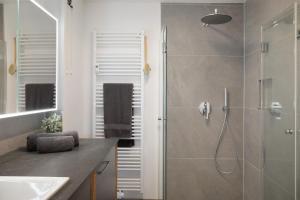 un baño con ducha y lavabo en Ferienwohnung Pfingstrose, en Garmisch-Partenkirchen 25 fotos más