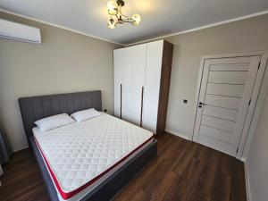 Giường trong phòng chung tại Elena Place +9 ảnh