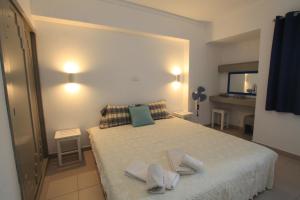 une chambre avec un lit avec des serviettes dessus dans l'établissement Praia da Rocha Wi-Fi 472, à Praia da Rocha