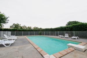 The swimming pool at or close to Les Sources Gîte Sauvignon