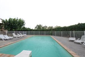 The swimming pool at or close to Les Sources Gîte Sauvignon