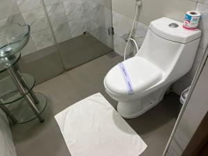 un bagno con un water bianco e un lavandino di Tenshin Residance. a Kandy