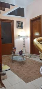 a living room with a table and a lamp at Vila Elio in Pogradec