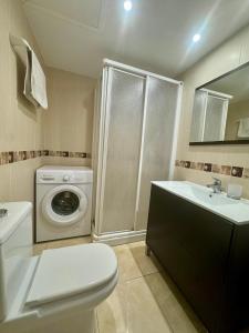 Et badeværelse på Apartamentos Mediterraneo + 243 billeder