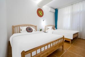 Postel nebo postele na pokoji v ubytování Mangshi Dianshan Xiyuan Homestay