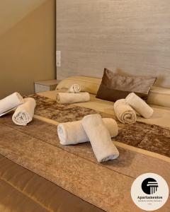 a group of towels sitting on a bed at Apartamentos Basílica Santa Eulalia PARKING GRATIS in Merida