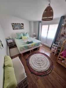 una sala de estar con una cama y un sofá en La Brice Marine, en Roquebrune-sur-Argens
