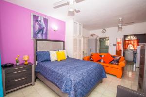Postel nebo postele na pokoji v ubytování Ocho Rios Sky Castles Studio Ocean View