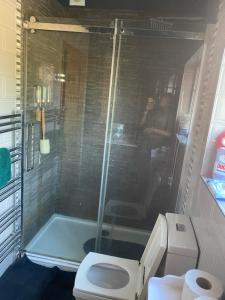 a bathroom with a shower and a toilet at Santalijshoteliers private entrance RM 1B in Leicester +11 photos