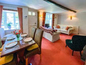 ein Wohnzimmer mit einem Holztisch und Stühlen in der Unterkunft Quince Cottage in Saint Michaels